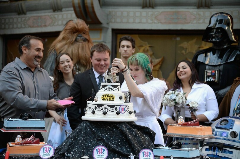 行列中に「スター・ウォーズ婚」 米劇場前で豪カップルが挙式
