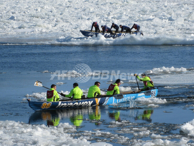 流氷かき分け進む究極のカヌーレース、カナダ・ケベックの冬の風物詩