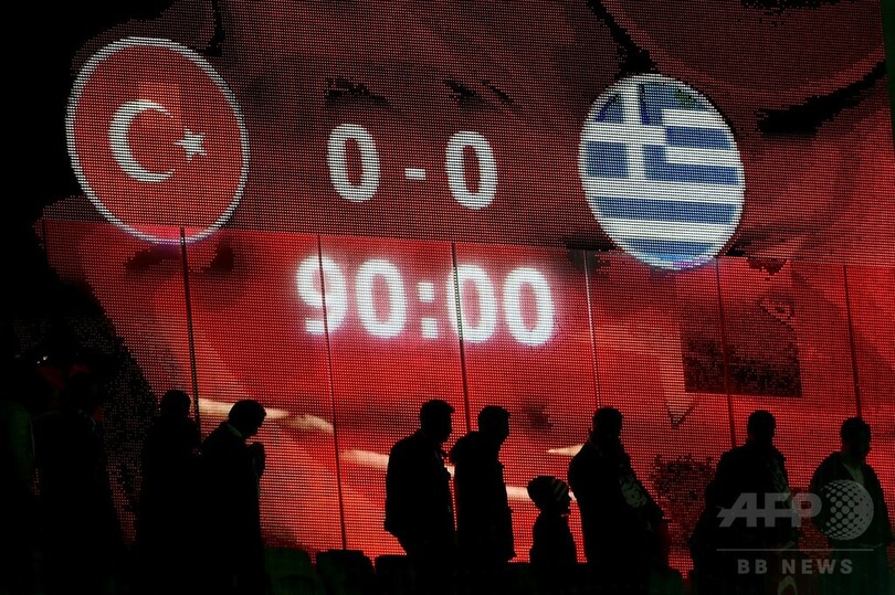 トルコのサポーター、連続襲撃事件の犠牲者への黙とうで「神は偉大なり」