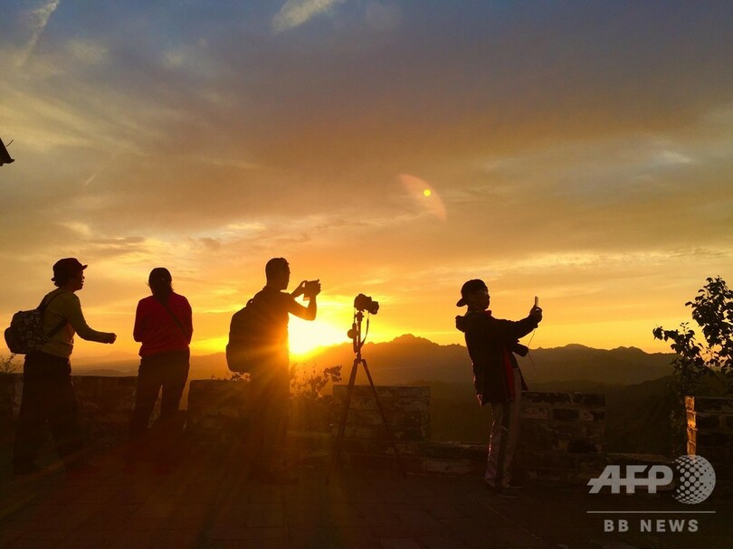 赤く夕日に染まる金山嶺長城 河北省