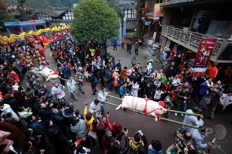 伝統の年越しの風習「年猪文化旅遊節」でにぎわう　中国・四川省雅安
