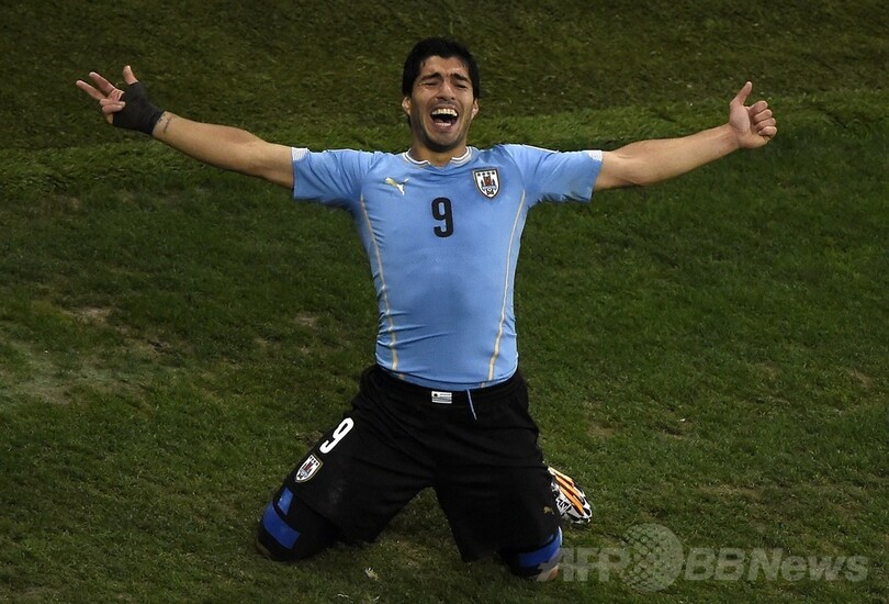 ウルグアイ、復帰のスアレスが2得点挙げイングランドに勝利