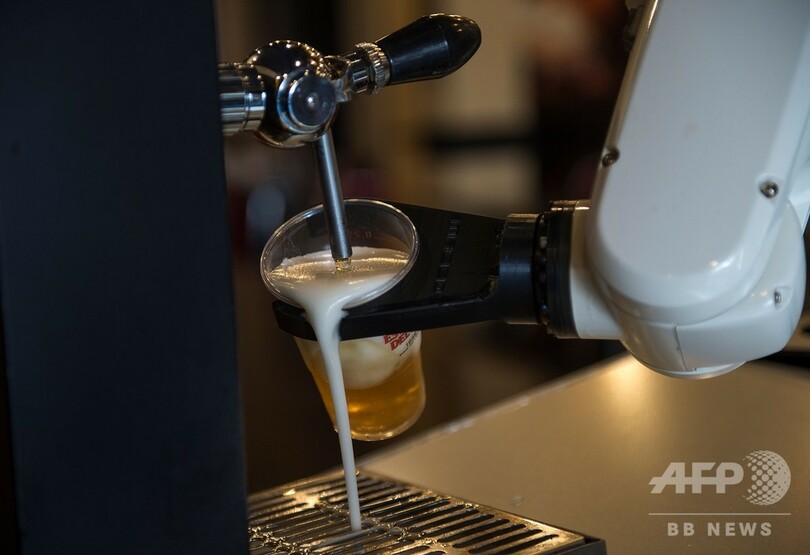 ロボット・バーテンダー、対人接触なしでビール提供 スペイン