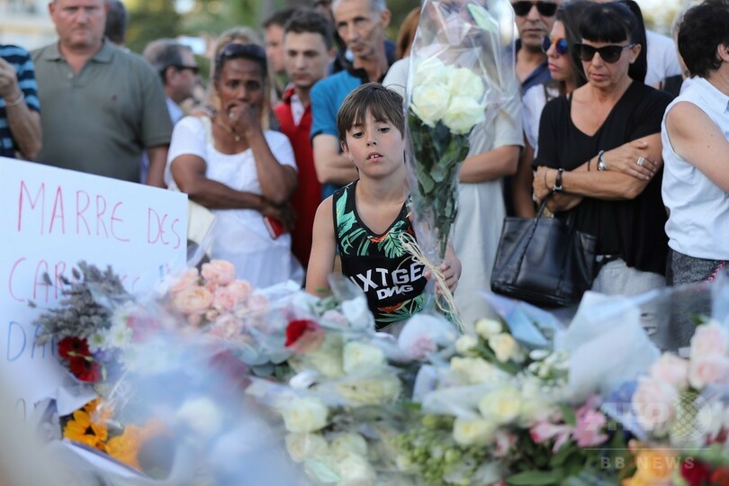 仏トラック突入、現場で不明の8か月男児 FBで無事見つかる