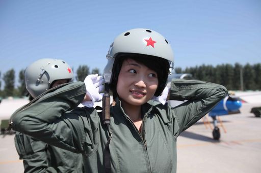 中国初の女性戦闘機パイロット、「レディース」用ヘルメット