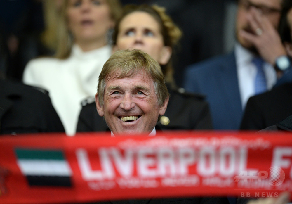 リヴァプール ダルグリッシュ Liverpool striker Kenny Dalglish wearing a 'Hitachi' sponsor