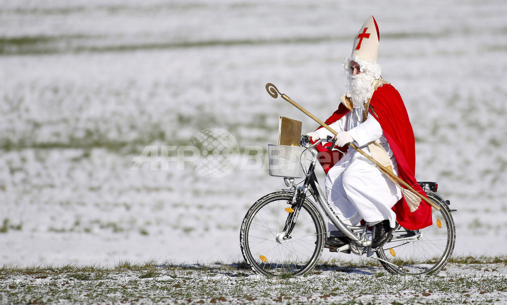 自転車サンタの向かう先は？「サンタの日」のドイツで 写真1枚 国際