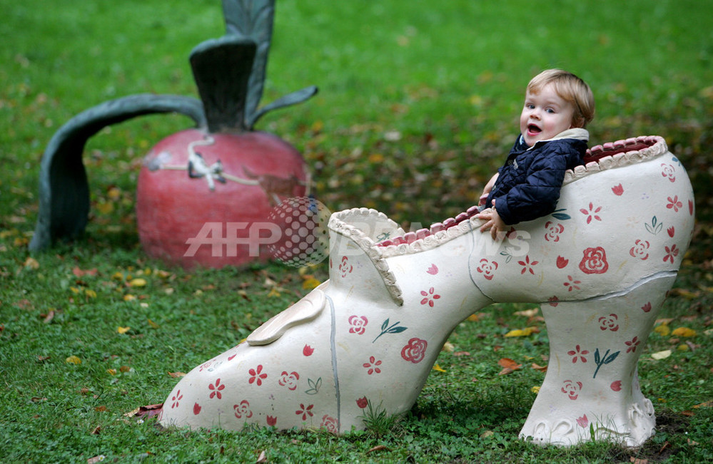 僕にはちょっと大きすぎ? 巨大な「シンデレラの靴」 写真1枚 国際