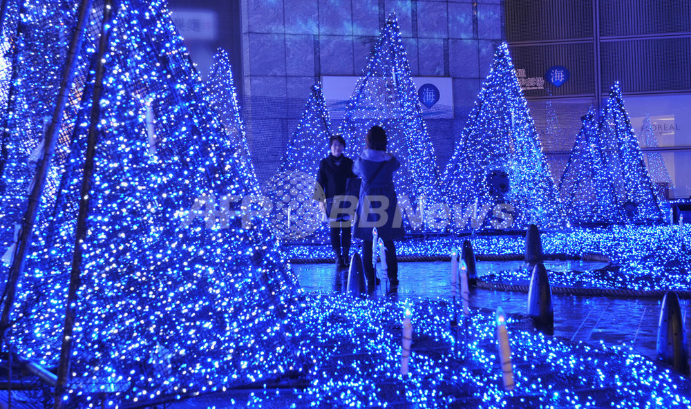 クリスマスを演出する7色のLEDイルミネーション、東京・汐留 写真4枚