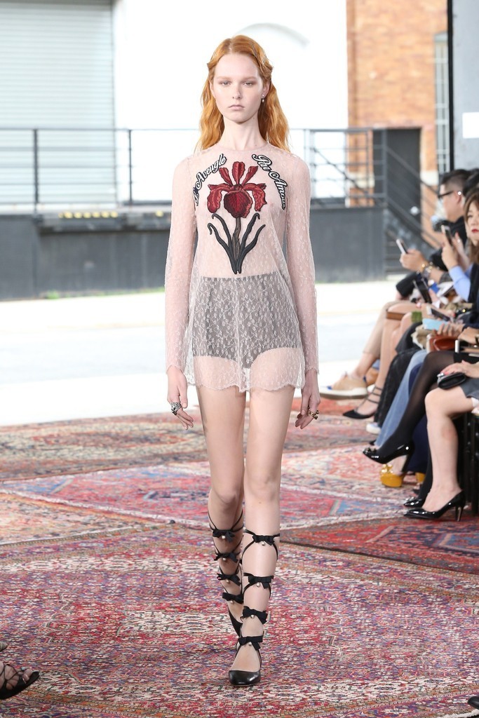 エキセントリックなパターンをレトロに、「グッチ」16年クルーズ