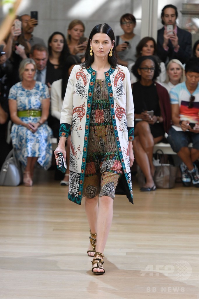 「オスカー・デ・ラ・レンタ」17年春夏