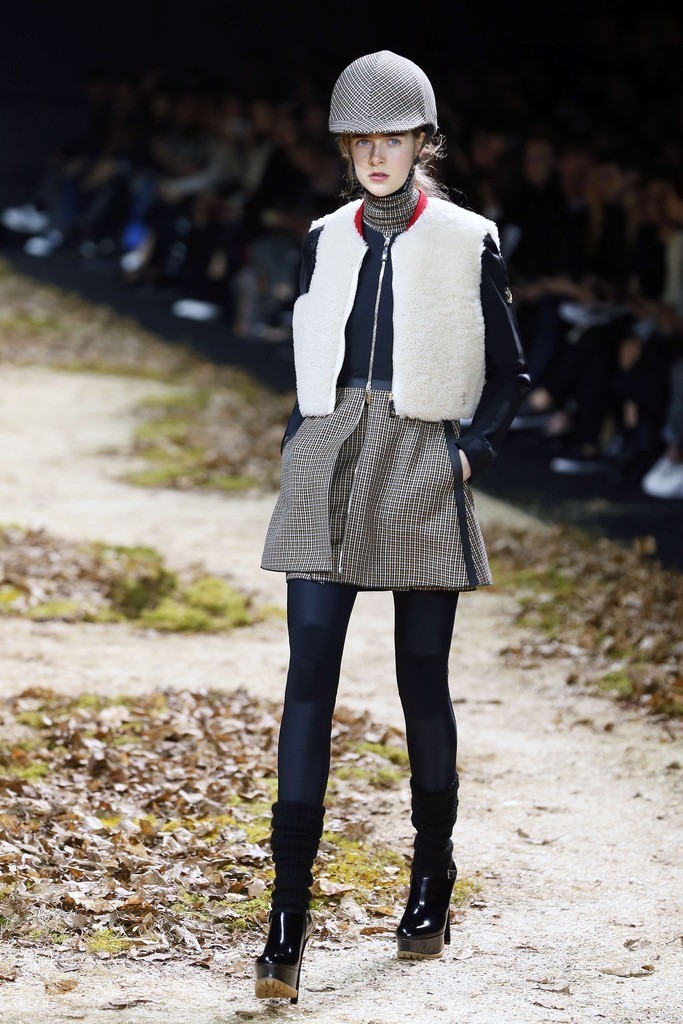 様々な生地をパッチワークした衛兵ルック、「モンクレール ガム・ルージュ」15/16秋冬