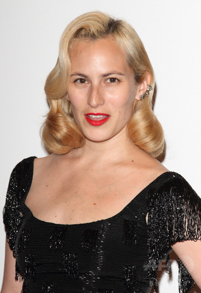 9人のシューズデザイナーが「ガラスの靴」をデザイン、世界中で発売