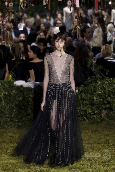 キウリによる初の「ディオール」オートクチュール、ファッション界から称賛