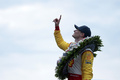 24インディカー・シリーズ第5戦、インディアナポリス500決勝。優勝を喜ぶチーム・ペンスキーのジョセフ・ニューガーデン（2024年5月26日撮影）。(c)James Gilbert/Getty Images/AFP