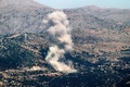 イスラエル側からの攻撃を受けて立ち上る煙。イスラエルとの国境近くにあるレバノン南部の村で（2024年6月26日撮影）。(c)Rabih DAHER / AFP