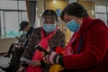 中国南西部の成都で行われたモバイル講習会に参加する高齢者ら（2020年11月30日撮影）。(c)NOEL CELIS / AFP