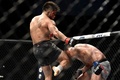 総合格闘技大会「UFC249」、バンタム級タイトルマッチ。ドミニク・クルーズ（右）の顔面を膝でとらえるヘンリー・セフード（2020年5月9日撮影）。(c) Douglas P. DeFelice/Getty Images/AFP