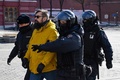 ロシア・モスクワ中心部で、拘束されるウクライナ侵攻に抗議するデモの参加者（2022年3月13日撮影）。(c)AFP