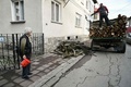 ブルガリア・テテベンで民家の前に、まきを下ろす男性（2022年12月8日撮影）。(c)Nikolay DOYCHINOV / AFP