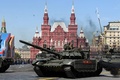 ロシアの首都モスクワで行われた旧ソ連の対ナチス・ドイツ戦勝73年を記念する軍事パレードに登場したT-72B3戦車（2018年5月9日撮影）。(c)AFP PHOTO / Kirill KUDRYAVTSEV
