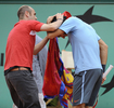 全仏オープンテニス2009（%%French Open 2009%%）男子シングルス決勝。大会第2シードのロジャー・フェデラー（%%Roger Federer%%、スイス）は、大会第23シードのロビン・ソデルリング（%%Robin Soderling%%、スウェーデン）と対戦。フェデラーは6-1、7-6、6-4で全仏初優勝を果たし、ピート・サンプラス（%%Pete Sampras%%、米国）氏の持つグランドスラム最多優勝記録（14勝）に並ぶと同時に、史上6人目の生涯グランドスラム（4大大会全制覇）を達成した。写真はコートに乱入し、手にしていた旗をフェデラーにかぶせようとするファン。（2009年6月7日撮影）(c)AFP/BERTRAND GUAY