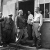 ドイツ南部のダッハウ強制収容所の囚人だったポーランド人ら（1945年5月1日撮影）。(c)ERIC SCHWAB / AFP