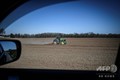 フランス・トロワ近郊の畑で、トラクターを運転する農業従事者（2020年3月24日撮影）。(c)AFP/STEPHANE DE SAKUTIN