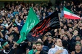 2018年サッカーW杯ロシア大会アジア最終予選グループA、イラン対韓国。イスラム教の預言者ムハンマドの孫に当たるフセイン師の死を悼む日「アシュラ」の前日に試合が行われたため、宗教的な旗を振るイランのファン（2016年10月11日撮影）。(c)AFP/ATTA KENARE
