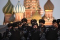 ロシアの首都モスクワで、無許可の反戦デモが予定されている赤の広場を封鎖する警察官（2022年2月24日撮影）。(c)Alexander NEMENOV / AFP