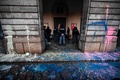 イタリア・ミラノで、スカラ座の入り口に液体をかけた環境保護団体「ラスト・ジェネレーション」の活動家を拘束する警察（2022年12月7日撮影）。(c)Piero CRUCIATTI / AFP