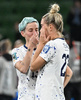 サッカー女子W杯オーストラリア・ニュージーランド大会、決勝トーナメント1回戦、スウェーデン対米国。試合に敗れ落胆するクリスティー・メウィス（右）を慰める米国のミーガン・ラピノー（2023年8月6日撮影）。(c)WILLIAM WEST / AFP