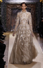 フランス・パリ市内で発表されたヴァレンティノ（VALENTINO）の12年春夏オートクチュールコレクション（2012年1月25日撮影）。(c)AFP/ALEXANDER KLEIN