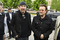ウクライナの首都キーウ近郊イルピンの住宅地を訪れたロックバンド「U2」のボノさん（右）とジ・エッジさん（左、2022年5月8日撮影）。(c)Genya SAVILOV / AFP