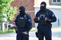 セルビア・ベオグラードから南へ約60キロに位置する村で銃撃事件が発生し、警備に当たる警察（2023年5月5日撮影）。(c)ANDREJ ISAKOVIC / AFP