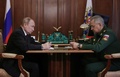 ロシア・モスクワで協議するウラジーミル・プーチン大統領（左）とセルゲイ・ショイグ国防相（2022年7月4日撮影）。(c)Mikhail Klimentyev / SPUTNIK / AFP