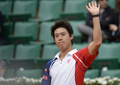 全仏オープンテニス（French Open 2013）男子シングルス3回戦。試合に勝利して観客の声援に応える錦織圭（Kei Nishikori、2013年6月1日撮影）。(c)AFP/MARTIN BUREAU