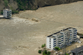 中国・四川大地震により四川（Sichuan）省北川（Beichuan）県の唐家山（Tangjiashan）にできた巨大な「せき止め湖」の水が流れ込み水位が上がったフウ江（Fu Jiang、2008年6月10日撮影）。(c)AFP/LIU Jin