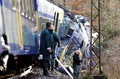 ドイツ南部バート・アイブリング近郊で起きた衝突事故により破損した列車の前に立つ警官ら（2016年2月9日撮影）。(c)AFP/dpa/Uwe Lein