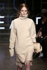 米ニューヨーク市内で発表された「DKNY」15/16年秋冬コレクション（2015年2月15日撮影）。(c)AFP/Getty Images/Neilson Barnard
