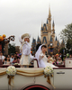 千葉県浦安市の東京ディズニーランド（Tokyo Disneyland）で28日、会社員の安孫子高行（Takayuki Abiko）さんと加越真由美（Mayumi Kagoshi）さんの結婚式が行われた。一般カップルがディズニーランドで挙式するのは開園以来、初めて（2012年9月28日撮影）。(c)AFP/Yoshikazu TSUNO