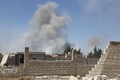 シリアの首都ダマスカス近郊の東グータ地区の反体制派が支配する最後の町ドゥマで、政府軍の攻撃再開後に立ち上る煙（2018年4月7日撮影）。(c)AFP PHOTO / STRINGER