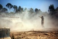 イスラエルのパレスチナ自治区ガザ地区（Gaza Strip）との境界近くで、戦車に指示を出す兵士（2014年8月20日撮影）。(c)AFP/MENAHEM KAHANA