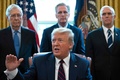 米首都ワシントンのホワイトハウスで、新型コロナウイルスの経済対策法案の署名前に記者団に話をするドナルド・トランプ大統領（2020年3月27日撮影）。(c)JIM WATSON / AFP