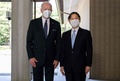 東京都内の皇居・御所で、ジョー・バイデン米大統領（左）を出迎えられる天皇陛下（2022年5月23日撮影）。(c) SAUL LOEB / POOL / AFP