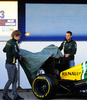 フォーミュラワン（F1、F1世界選手権）に参戦するケータハム（Caterham F1 Team）は5日、スペインのヘレス・レーストラック（Jerez Racetrack）で2013年シーズンの新型車「CT03」を発表した。

ケータハムの新型車「CT03」を公開するギド・ヴァン・デル・ガルデ（Giedo van der Garde）とシャルル・ピック（Charles Pic、2013年2月5日撮影）。(c)AFP/CRISTINA QUICLER