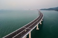 中国の香港、マカオ、広東省珠海を結ぶ港珠澳大橋（2018年10月22日撮影）。(c)ANTHONY WALLACE / AFP
