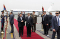 エジプト・カイロ（Cairo）に到着したイランのマフムード・アフマディネジャド（Mahmoud Ahmadinejad）大統領（左）を歓迎するエジプトのムハンマド・モルシ（Mohamed Morsi）大統領（2013年2月5日撮影）。(c)AFP/HO/IRANIAN PRESIDENT OFFICE
