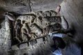 エジプトの古代都市サッカラの発掘現場で新たに発見された猫のミイラをクリーニングする考古学者（2018年11月10日撮影）。(c)KHALED DESOUKI / AFP