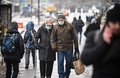 ロシア・モスクワ中心部で、マスクを着用した人（2020年12月15日撮影）。(c)Alexander NEMENOV / AFP